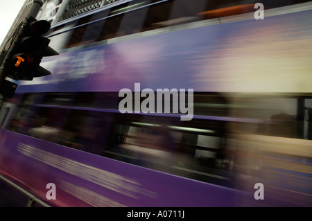 Capture d graphique déménagement brouillée passant le tramway de hong Kong et Shanghai Bank de hong kong central district fareast Asie Banque D'Images