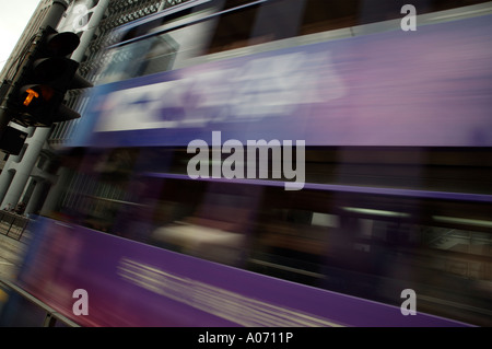 Capture d graphique déménagement brouillée passant le tramway de hong Kong et Shanghai Bank de hong kong central district fareast Asie Banque D'Images