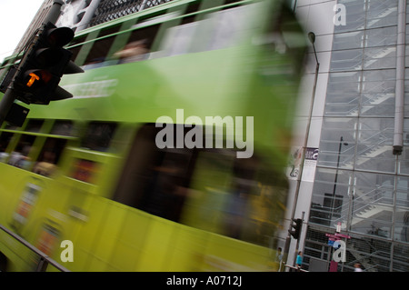 Capture d graphique déménagement brouillée passant le tramway de hong Kong et Shanghai Bank de hong kong central district fareast Asie Banque D'Images