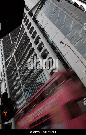 Capture d graphique déménagement brouillée passant le tramway de hong Kong et Shanghai Bank de hong kong central district fareast Asie Banque D'Images