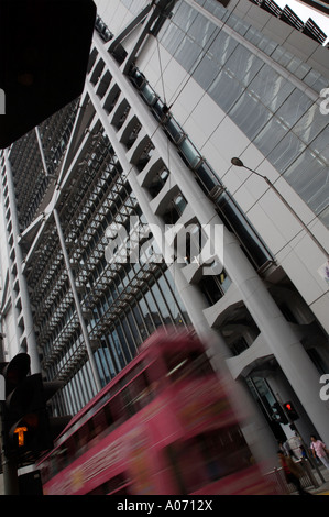 Capture d graphique déménagement brouillée passant le tramway de hong Kong et Shanghai Bank de hong kong central district fareast Asie Banque D'Images