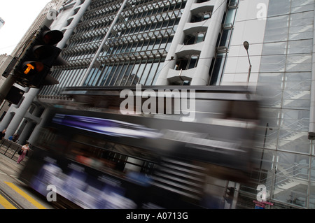 Capture d graphique déménagement brouillée passant le tramway de hong Kong et Shanghai Bank de hong kong central district fareast Asie Banque D'Images