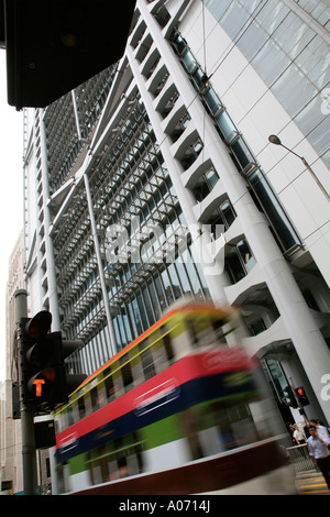 Capture d graphique déménagement brouillée passant le tramway de hong Kong et Shanghai Bank de hong kong central district fareast Asie Banque D'Images