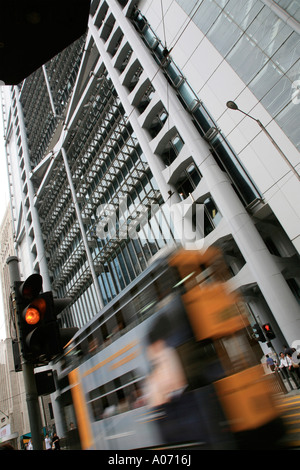 Capture d graphique déménagement brouillée passant le tramway de hong Kong et Shanghai Bank de hong kong central district fareast Asie Banque D'Images
