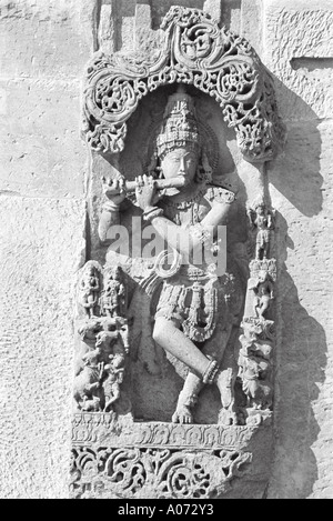 Le Seigneur Krishna jouant de la flûte sur temple Halebid Karnataka Inde Banque D'Images