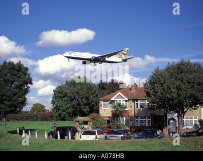 Périmètre de l'aéroport de Londres British Airways jet passagers volant bas au-dessus de la piste du logement résidentiel approches Banque D'Images