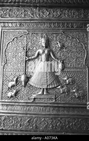 Old vintage 1900s photo de la Déesse indienne Karnimata statue d'argent de bord à Deshnok temple des Rats Bikaner Rajasthan Inde Asie Asie Banque D'Images