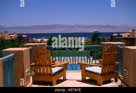 Vue sur le golfe d'Aqabah à partir d'une terrasse à l'hôtel Hyatt à Taba Heights à l'Arabie Saoudite. Banque D'Images