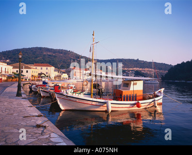 Bateaux de pêche dans le port de Gaios Grèce Paxos Banque D'Images