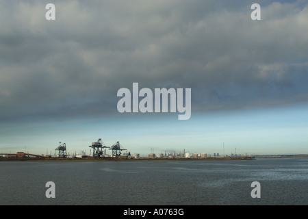 Vue sur l'embouchure du fleuve Tees à North en direction de complexes industriels produisant des panaches de fumée Banque D'Images