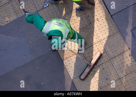 Ville de London street cleaner balayeuse roadsweeper feuilles radicales et litière de trottoir Banque D'Images