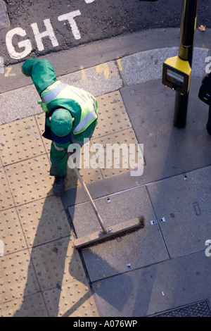 Ville de London street cleaner balayeuse roadsweeper feuilles radicales et litière de trottoir Banque D'Images
