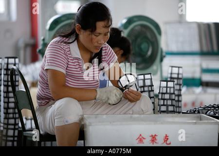 Assemblée générale Travailleur, Suking, Usine de Suzhou, Province de Jiangsu, Chine. Banque D'Images