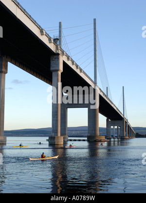 Les canoéistes dans le Moray Firth passer sous le pont Kessock. XPL 4238-400 Banque D'Images