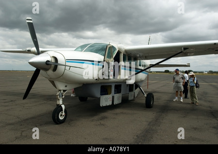 Les passagers arrivent par petit avion à partir de Nairobi, au Kenya, à l'aéroport international de Kilimanjaro, Arusha, Tanzanie, Afrique de l'Est. Banque D'Images