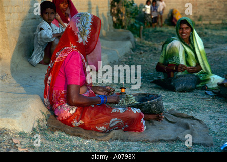 Femme indienne morceau-travailleur cigarette roulant Banque D'Images