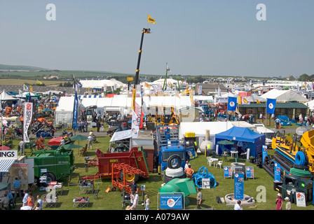 En regardant vers le bas sur les machines à Wadebridge UK, le Royal Cornwall County Agriculture Show & Country Fair Farming Industry Trade Business Equipment Banque D'Images