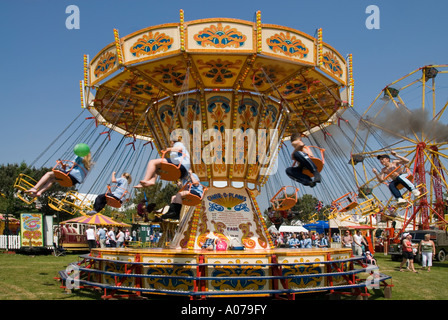 Le parc des expositions traditionnel de l'été propose des attractions amusantes à la foire Royal Cornwall Show Country show merry Go round Carrocarrousel Wadebridge Cornwall England UK Banque D'Images