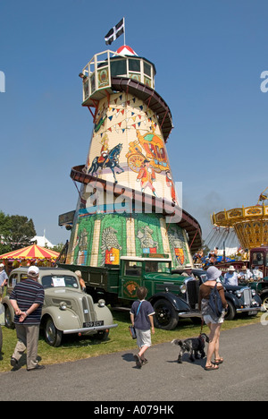 Royal Cornwall Show parc d'helter skelter & Cornwall Drapeau de saint Piran saint patron des mineurs Banque D'Images