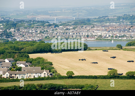 Pont ferroviaire Isambard Kingdom Brunel et pont routier moderne au-dessus de River Tamar avec paysage urbain Torpoint et campagne agricole de Cornwall Angleterre Royaume-Uni Banque D'Images