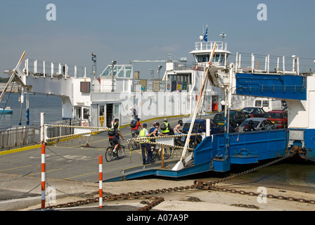 Les cyclistes se rendent à Torpoint Cornwall jusqu'à Devonport Devon en ferry pour véhicules et chaînes piétonnes traversant Hamoaze à l'estuaire de la rivière Tamar Angleterre Royaume-Uni Banque D'Images