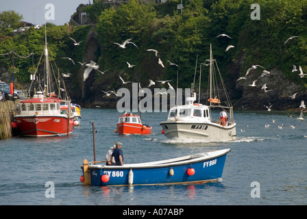Petit ferry traversant d'est en West Looe avec bateau de pêche rentrer au port Banque D'Images