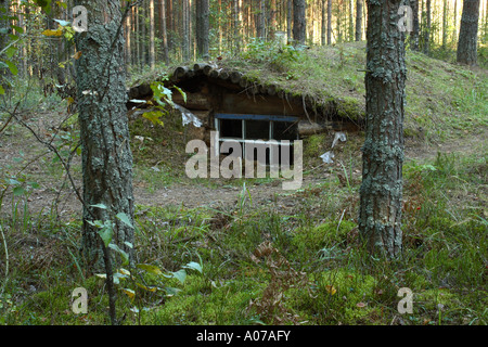 Fenêtre d'un bunker de la Seconde Guerre mondiale camp partisan où les membres du mouvement de résistance étaient fondées Banque D'Images