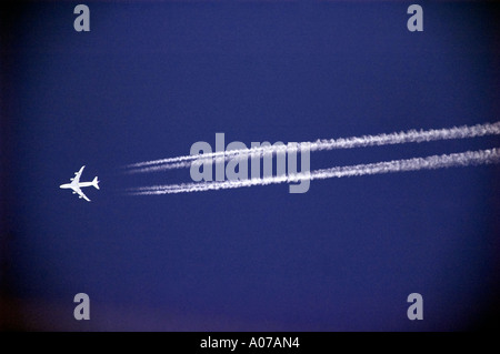 L'aviation moderne quitte les sentiers dans le ciel. Banque D'Images