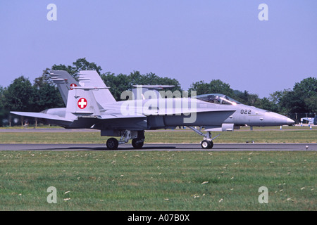 Boeing F/A-18C Hornet exploités par les forces aériennes au sol après l'affichage à Fairford RIAT Banque D'Images