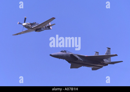 Boeing F-15C Eagle et North American P-51D Mustang afficher à Fairford RIAT Banque D'Images