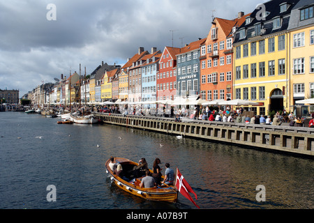 Nyhavn colorés à Copenhague le début de l'automne un après-midi avec un bateau privé arrivant pour visiter la région Banque D'Images