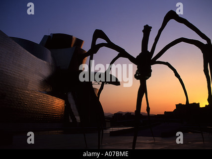 Guggenheim Museum et Elizabeth sculpture araignée Bourgeois au coucher du soleil Bilbao Euskadi Pays Basque Espagne Banque D'Images