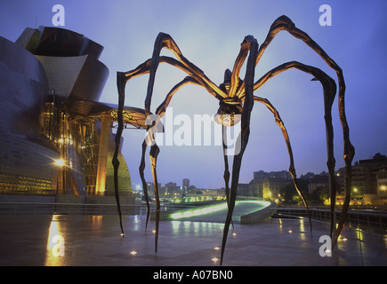 Guggenheim Museum et Elizabeth Spider Bourgeois sculpture à nuit Bilbao Euskadi Pays Basque Espagne Banque D'Images