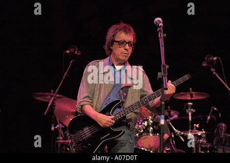 Stock photo de Bill Wyman jouant guitare basse électrique Banque D'Images