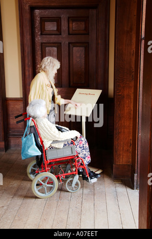 Femme âgée en fauteuil roulant visiter Belsay Hall Northumberland Banque D'Images