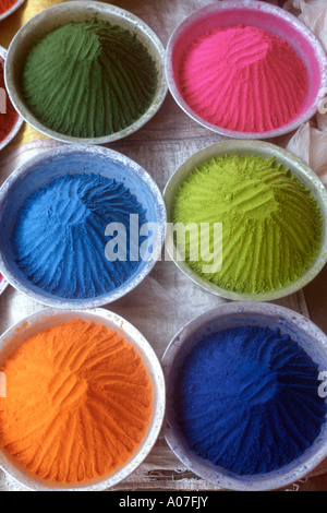 Bols de poudres colorées pour utilisation dans la région de Rangoli peinture, à la vente à un marché indien à Puttaparthi, Andhra Pradesh, Inde. Banque D'Images