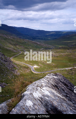 Point de vue sur la R574, Adrigole à Lauragh Road, montagnes Acha, Péninsule de Beara, comté de Cork, République d'Irlande. Banque D'Images