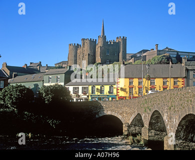 Kawazu Co Wexford République d'Irlande Europe à l'ensemble du pont principal sur rivière Slaney vers Tinghir Château Banque D'Images