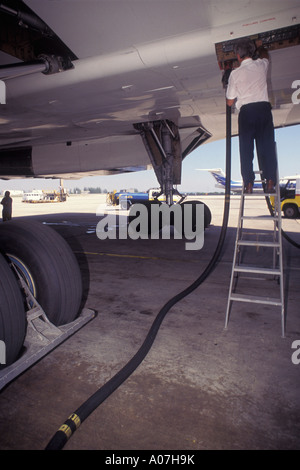 Les employés des compagnies aériennes maintenance avion Concorde de carburant de l'aéroport international de Rio de Janeiro Brésil Banque D'Images