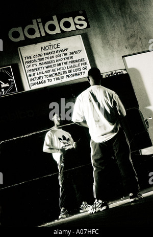 Les combats, l'agression, la concurrence, les courts-circuits, Vertical, Studio Shot, jusqu'à la taille, à l'intérieur, 20-24 ans, 25-29 ans, en Asie, les cheveux noirs, Banque D'Images