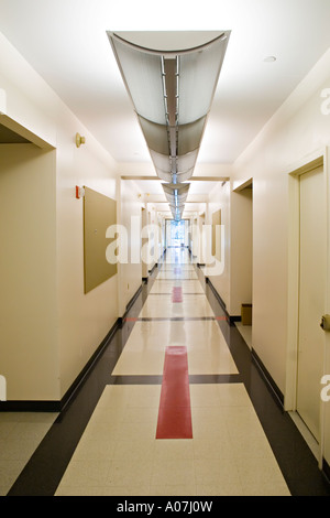 Long couloir vide dans une institution USA Banque D'Images