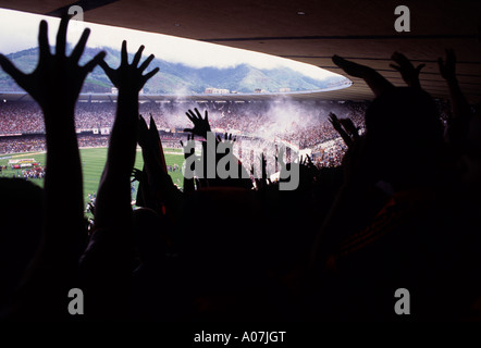 Les amateurs de soccer à l'ancien stade du Maracanã Rio de Janeiro Brésil les partisans de l'équipe de Flamengo Banque D'Images