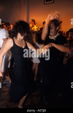 Parti au Clube Democraticos Samba à Lapa, quartier de nuit avec les jeunes gens qui dansaient, Rio de Janeiro, Brésil. Banque D'Images