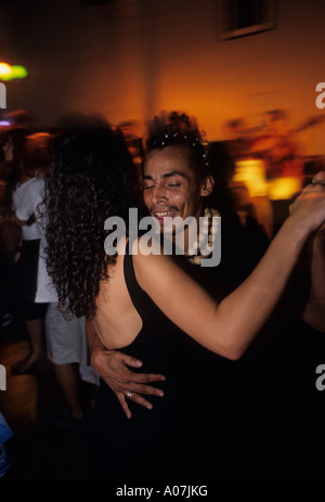 Parti au Clube Democraticos Samba à Lapa, quartier de nuit avec les jeunes gens qui dansaient, Rio de Janeiro, Brésil. Banque D'Images