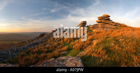 Tors de granit sur Stowe's Hill, Bodmin Moor, au coucher du soleil. Banque D'Images