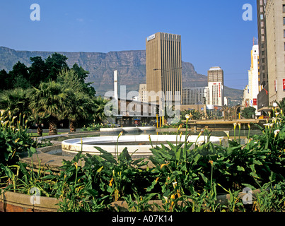 CAPE TOWN AFRIQUE DU SUD jusqu'à octobre Adderley Street à partir de la jonction de Hans Strijom Table Mountain, dans l'arrière-plan Banque D'Images