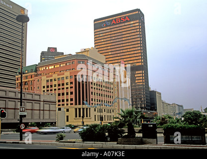CAPE TOWN AFRIQUE DU SUD Octobre gratte-ciel à Adderley Street avec trafic accélération Banque D'Images