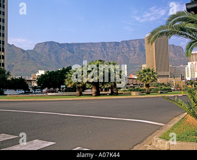 CAPE TOWN AFRIQUE DU SUD jusqu'à octobre Adderley Street à partir de la jonction de Hans Strijom Table Mountain, dans l'arrière-plan Banque D'Images