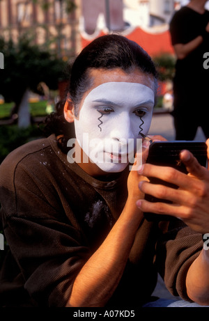 1, l'un, l'homme du Mexique, young adult man, mime, maquillage, appliquant le maquillage, la plaza hidalgo, Coyoacan, Mexico, district fédéral, Mexique Banque D'Images