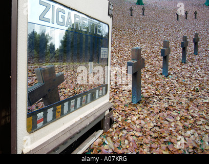 Le tabac tue traverse sur les tombes qui se reflète sur un miroir sur l'automat cigarette Banque D'Images